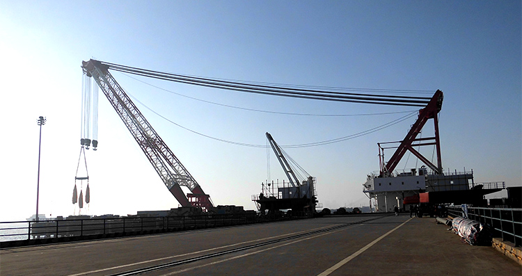 微特為國內(nèi)首創(chuàng)臂架后移式起重船保駕護(hù)航