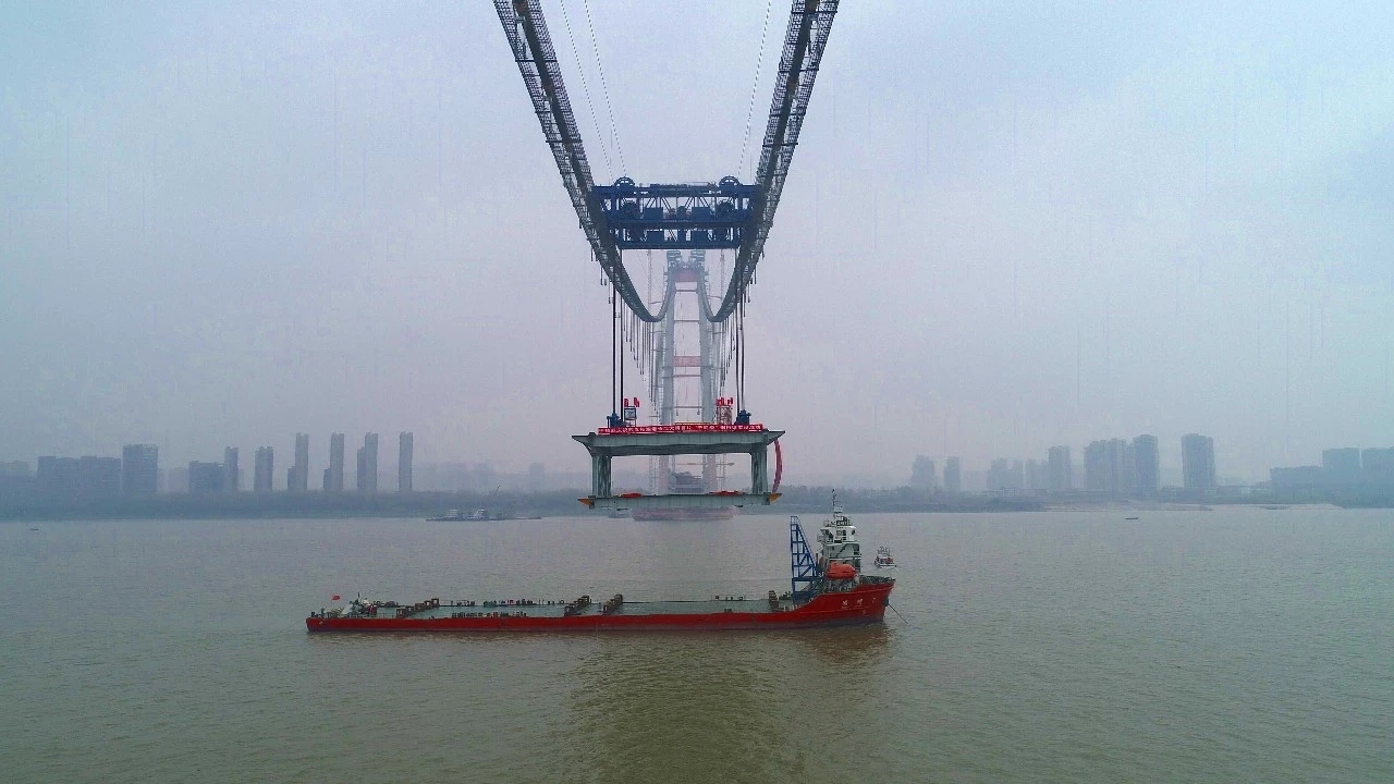 萬(wàn)里長(zhǎng)江&ldquo;第一吊&rdquo;微特幫它安全升上高空