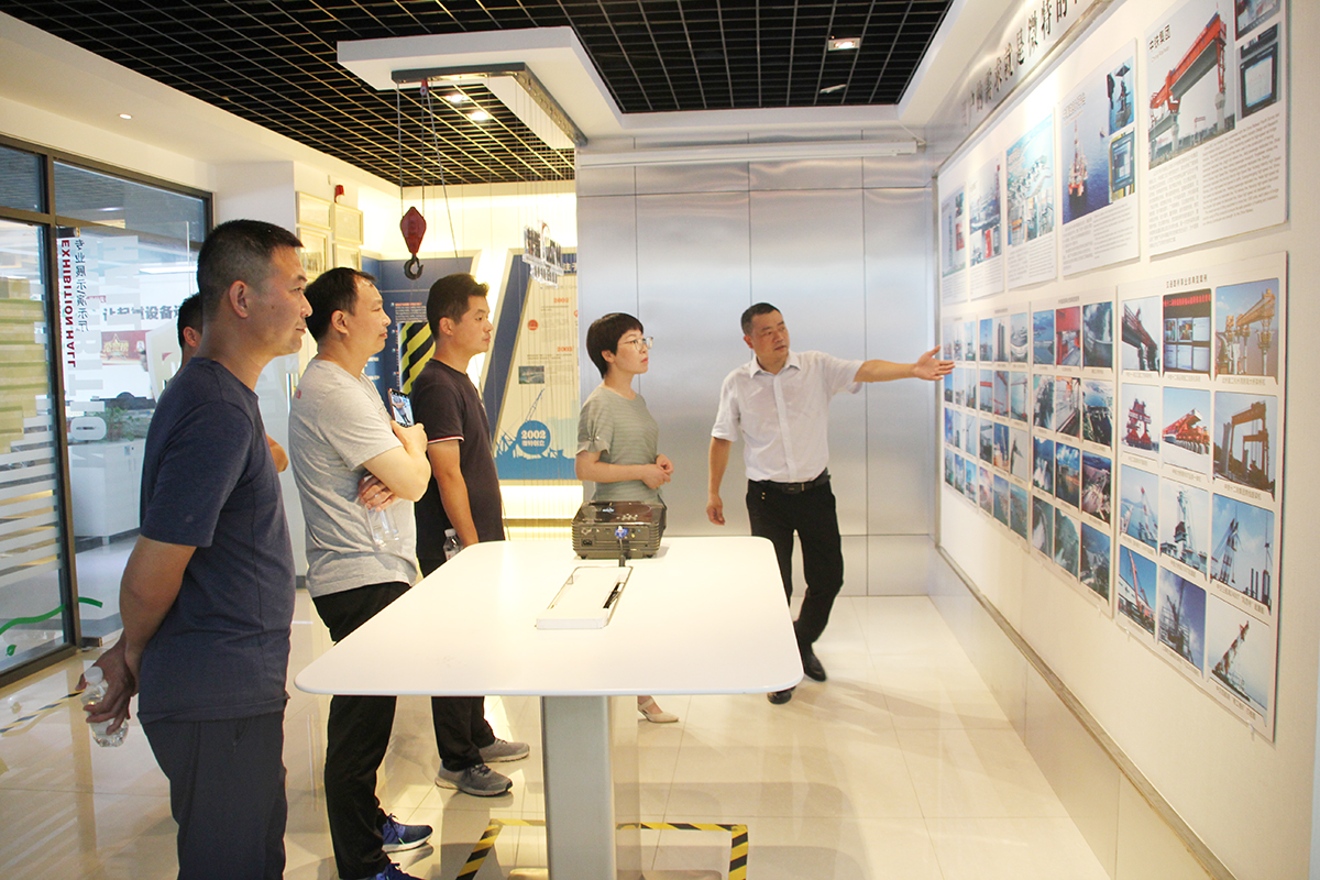 總經(jīng)理邱曉紅、副總經(jīng)理顏劍一行人蒞臨微特