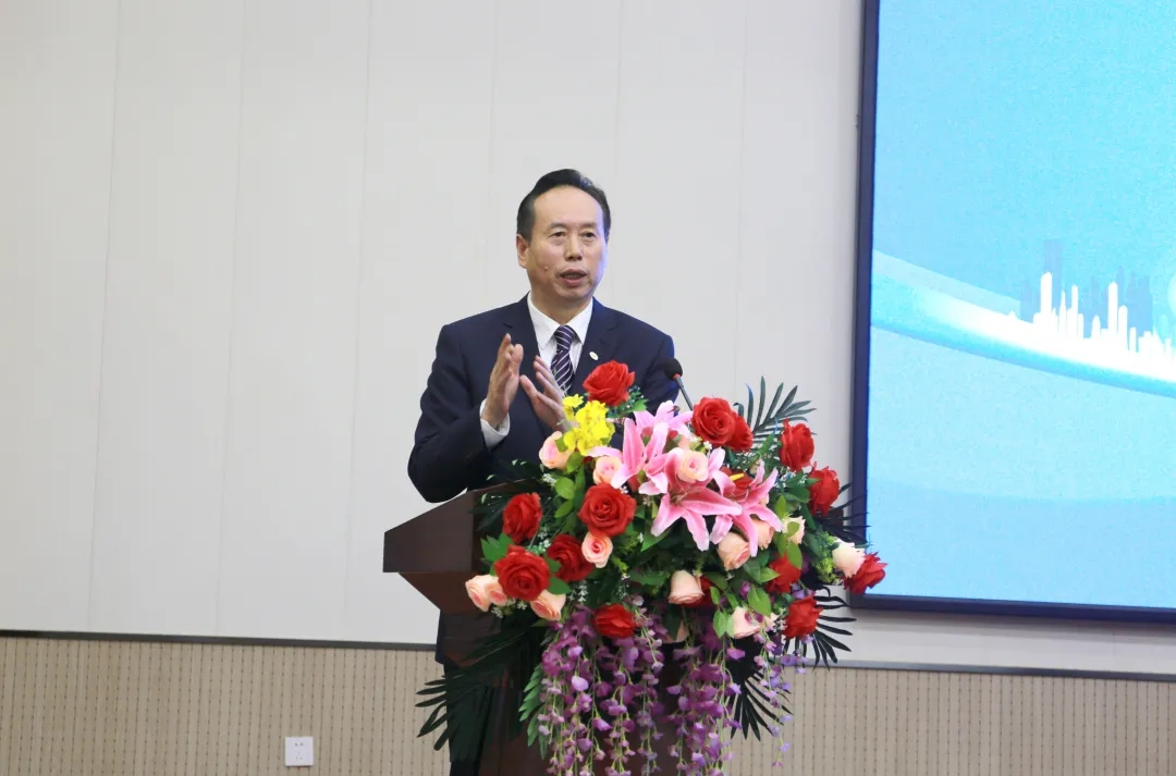 衛(wèi)華集團(tuán)黨委書(shū)記、總裁俞有飛致辭