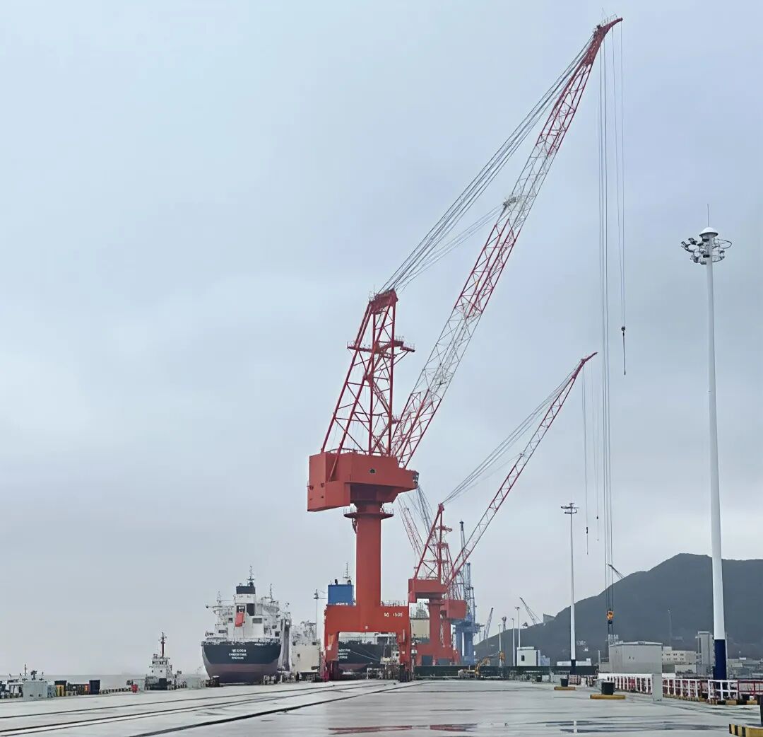 船廠起重作業(yè)現(xiàn)場